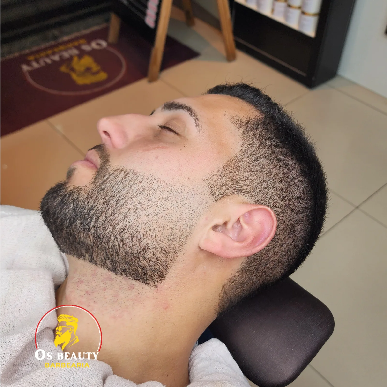 Detalhe do contorno de barba de cliente reclinado