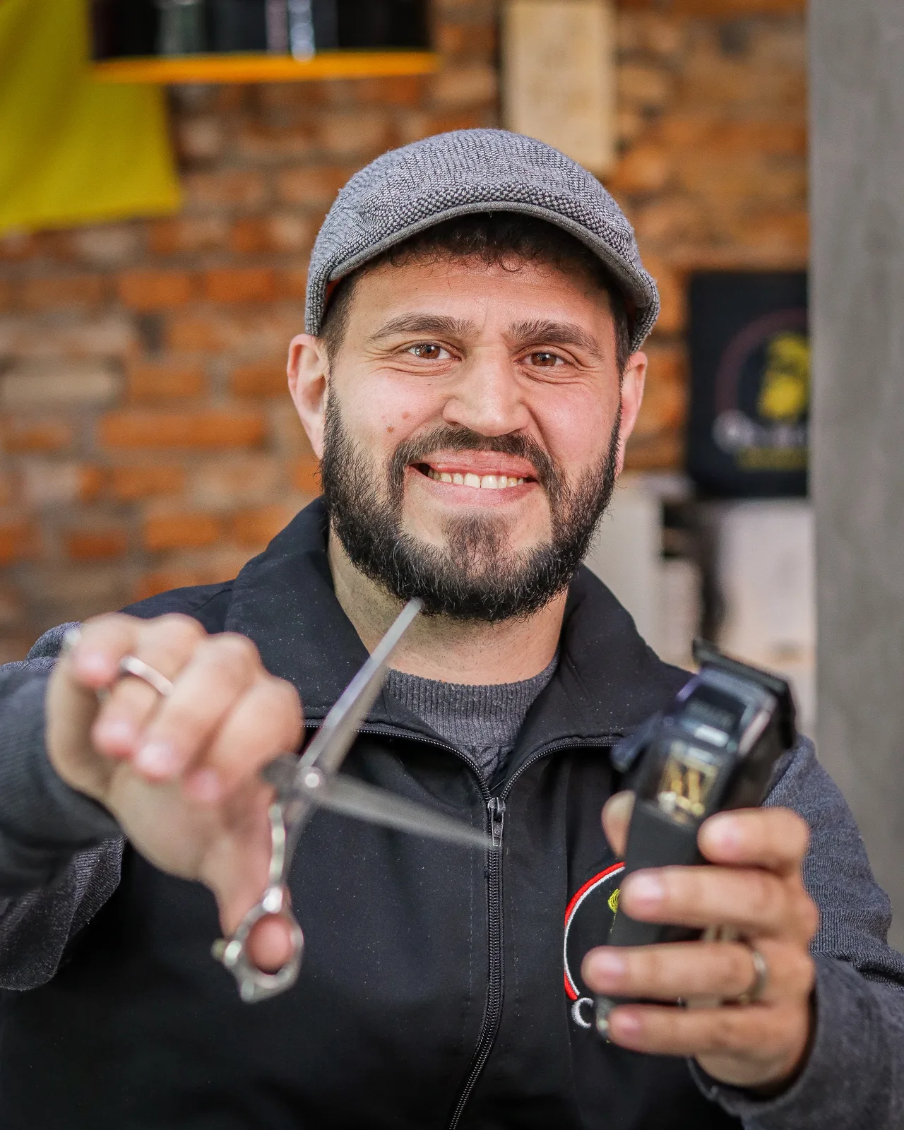 Bruno, barbeiro da OS BEAUTY, com instrumentos de trabalho