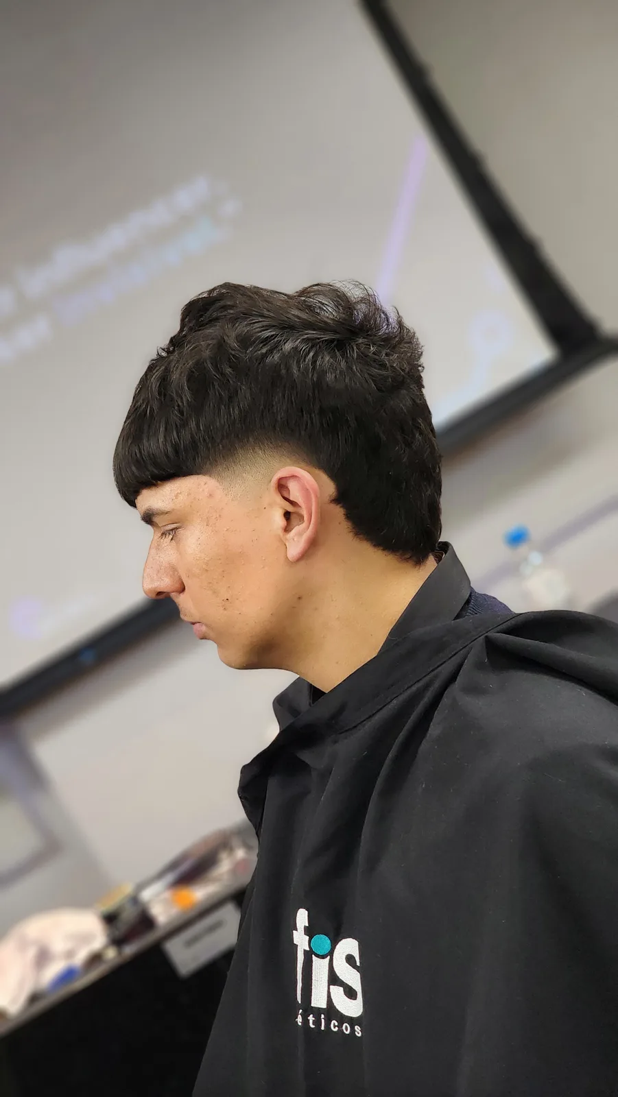 Corte com cabelo cacheado no topo e laterais curtas