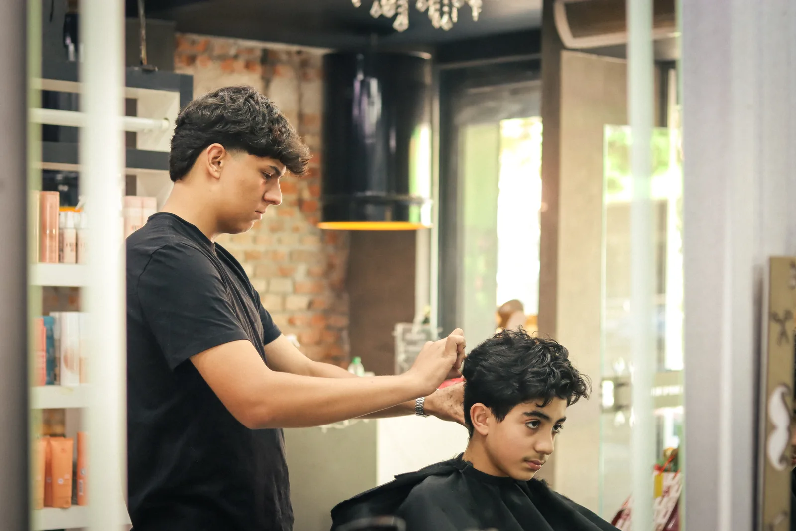 Atendimento de corte com tesoura na OS BEAUTY