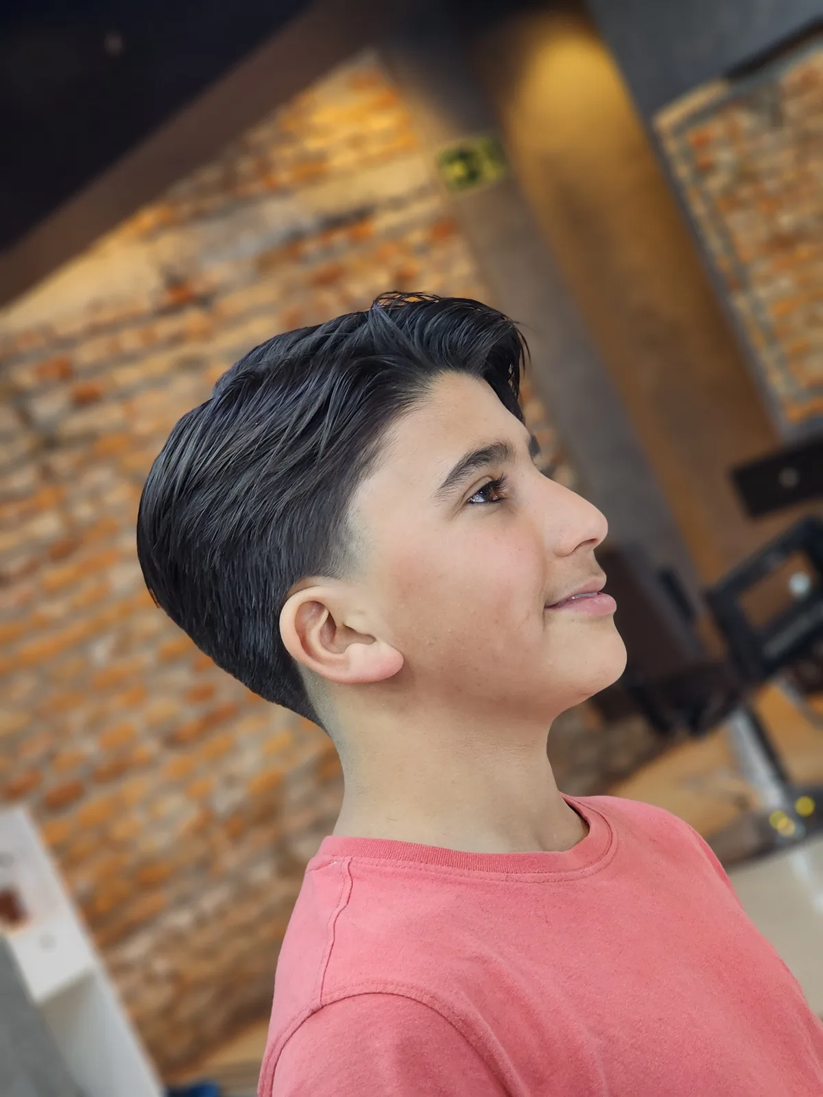 Cliente infantil com cabelo penteado de lado