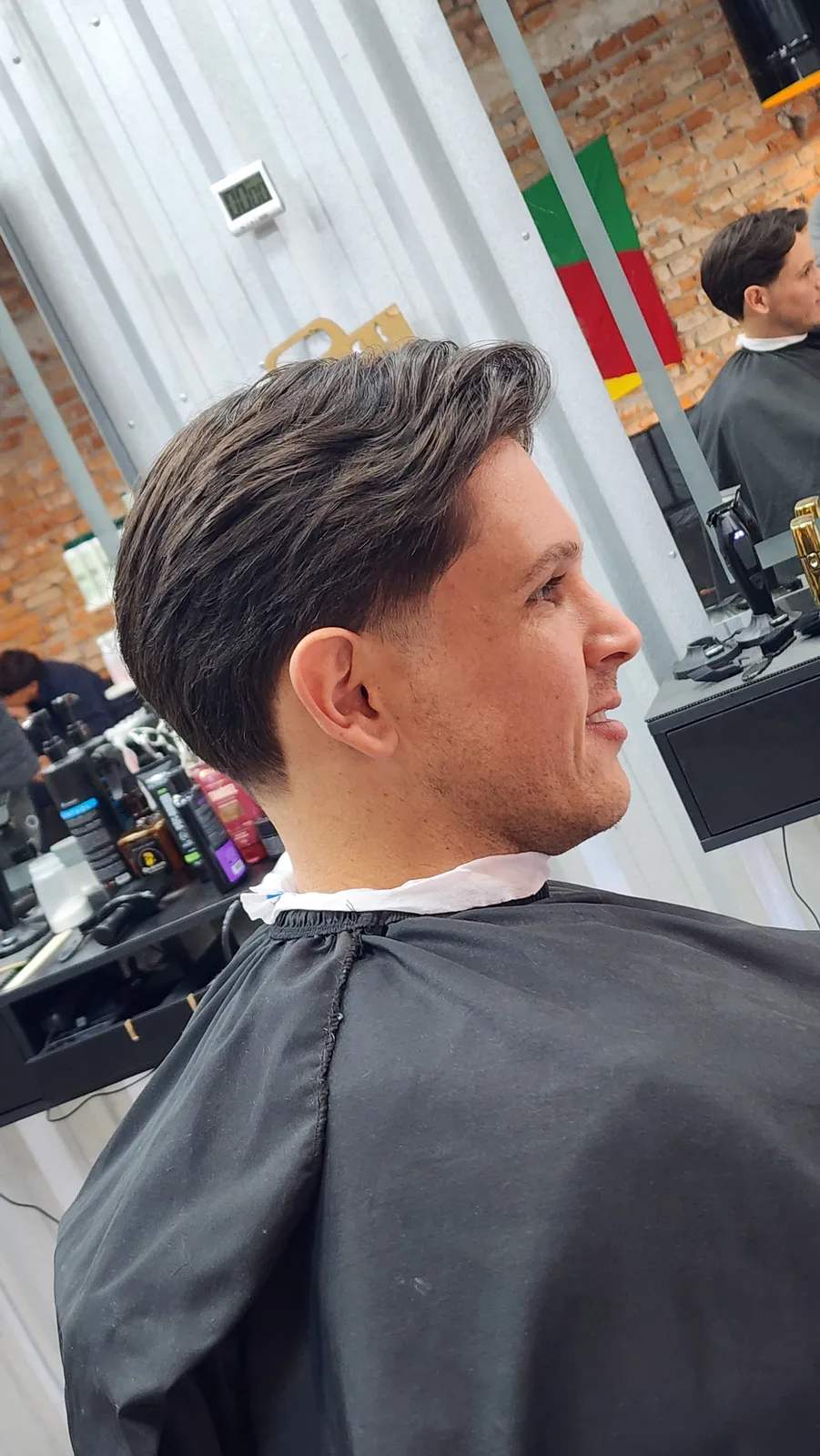 Corte de cabelo visto de lado no espelho da OS BEAUTY