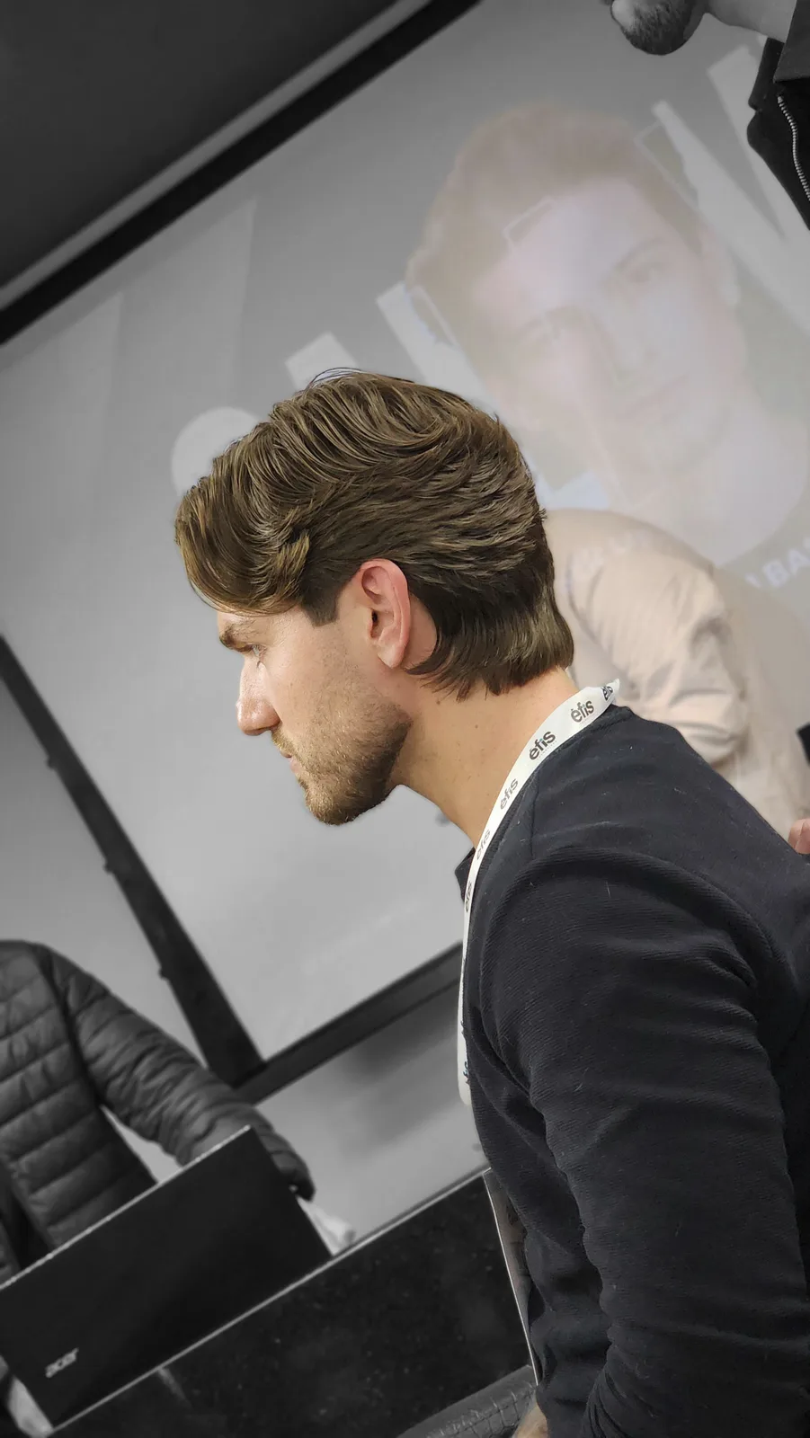Corte masculino com textura e volume no topo