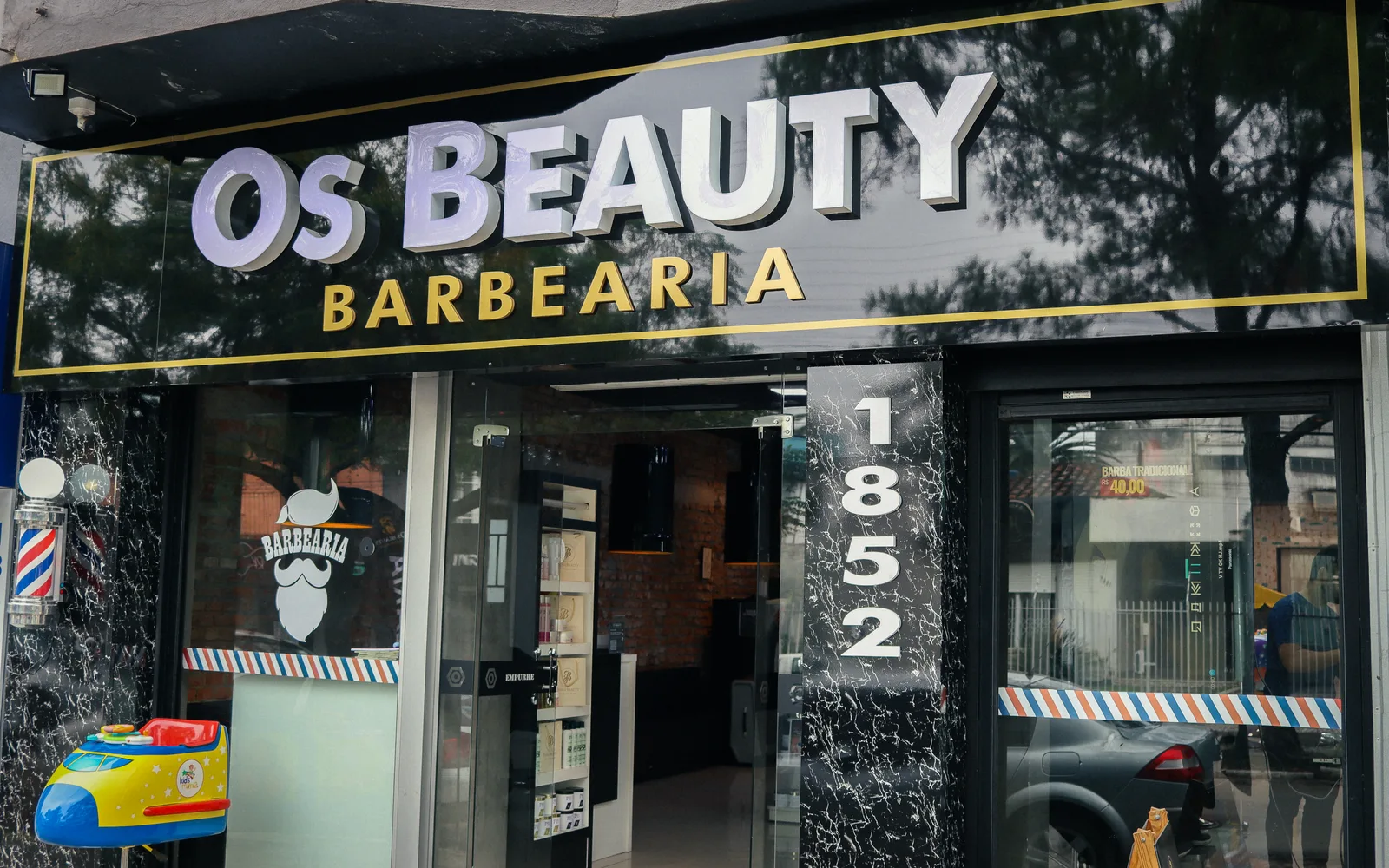 Entrada da OS BEAUTY com letreiro e número 1852