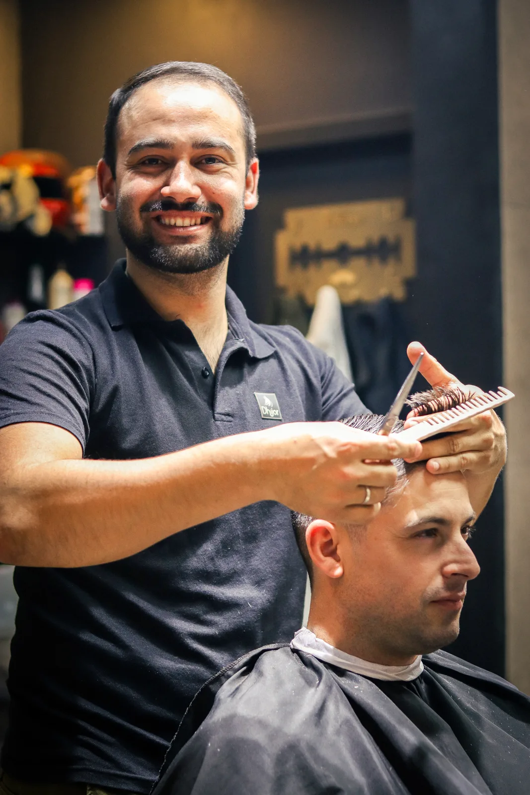 Profissional sorrindo enquanto atende cliente na OS BEAUTY