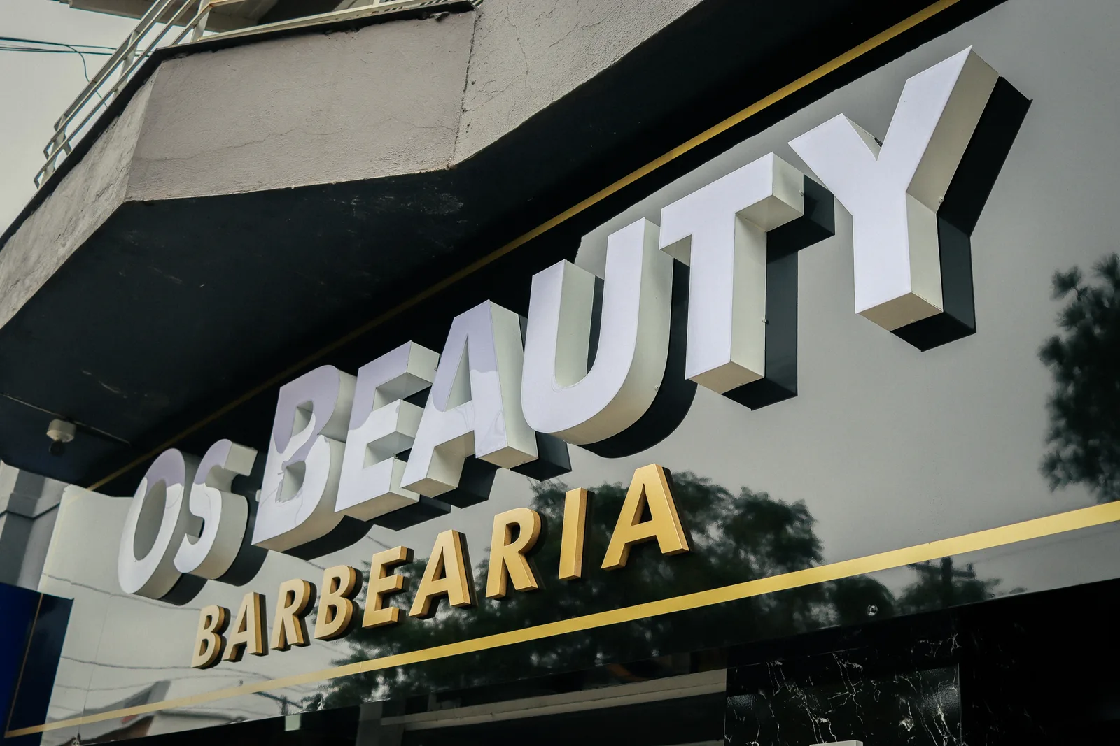 Detalhe das letras do letreiro da OS BEAUTY