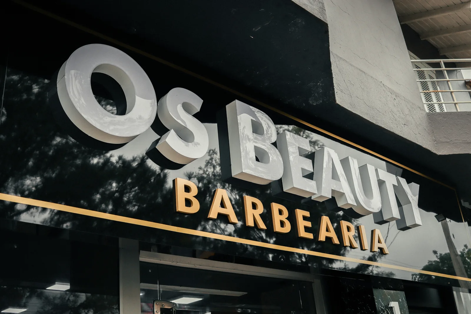 Letreiro da fachada da OS BEAUTY Barbearia
