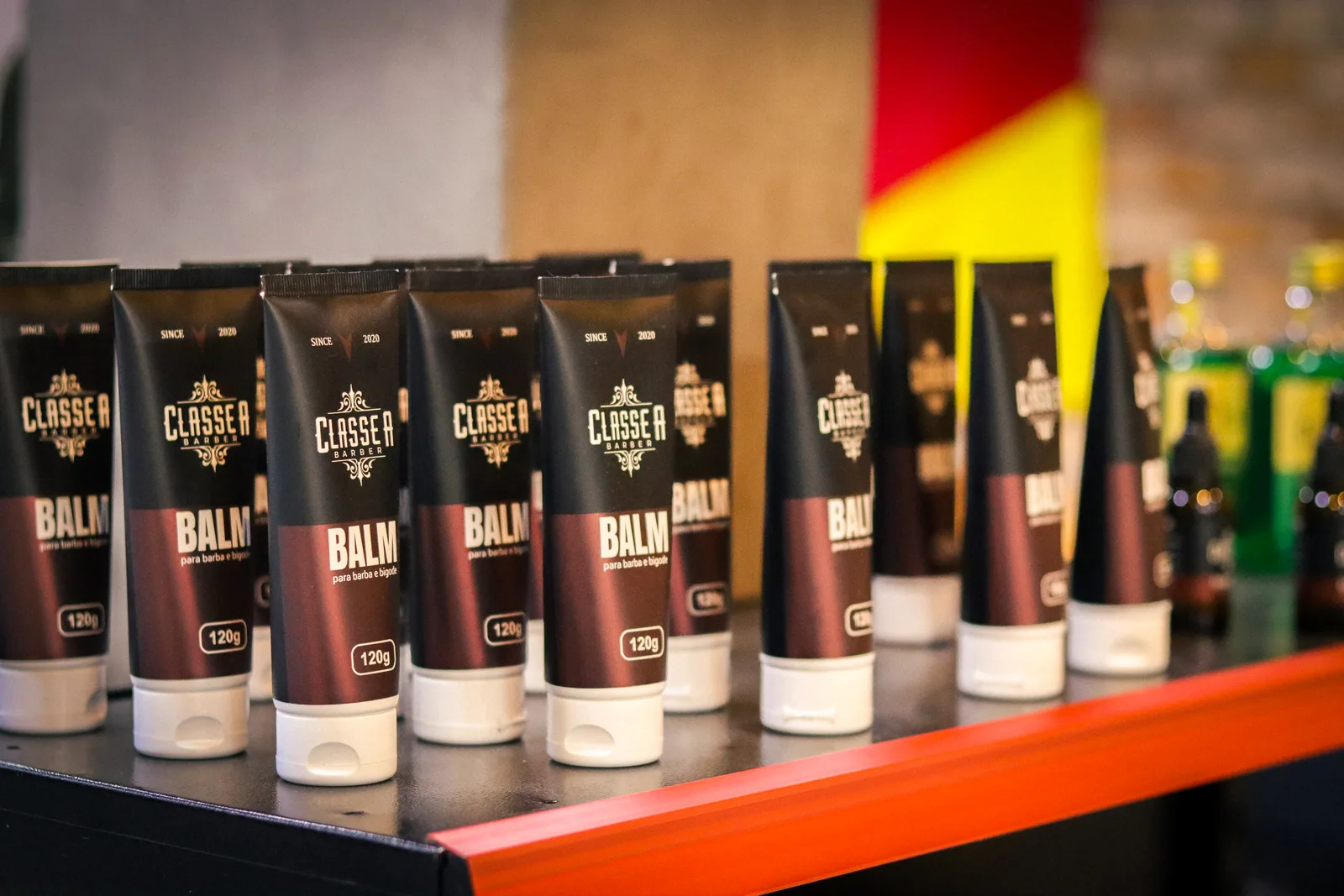Produtos para cabelo expostos na barbearia